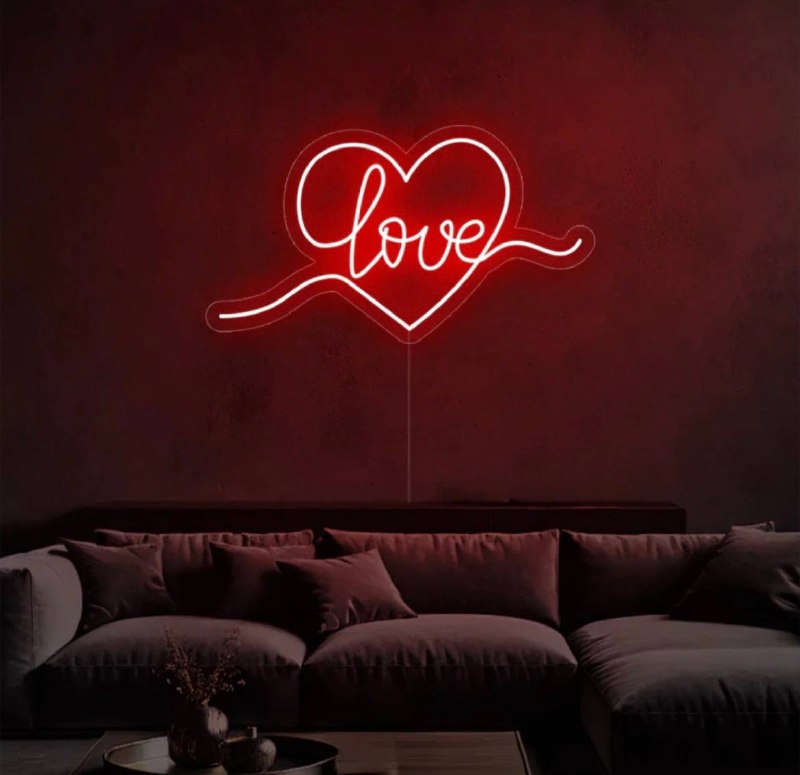 Love ნეონი გულის ფორმით