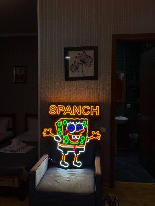 ფერადი SpongeBob-ის ნეონი ინტერიერში